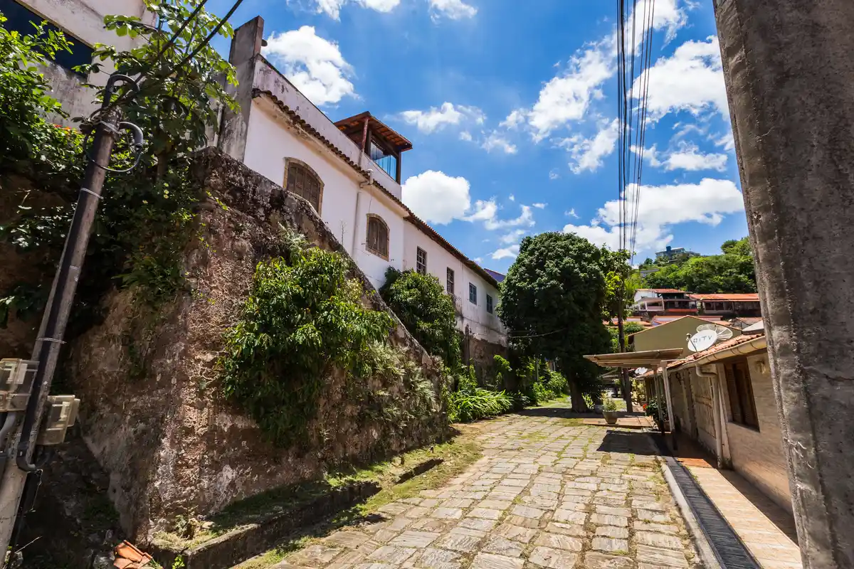 Ruínas do casarão da Fazenda da Grama