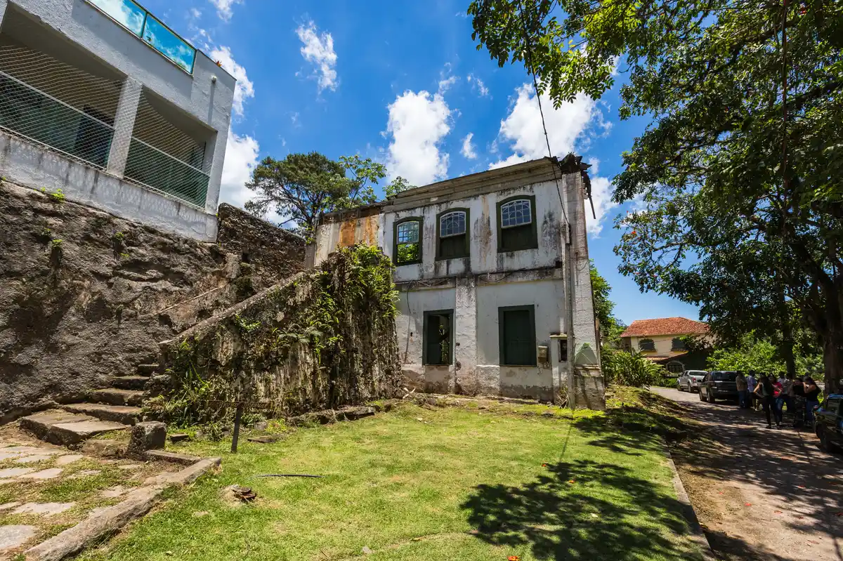 Ruínas do casarão da Fazenda da Grama