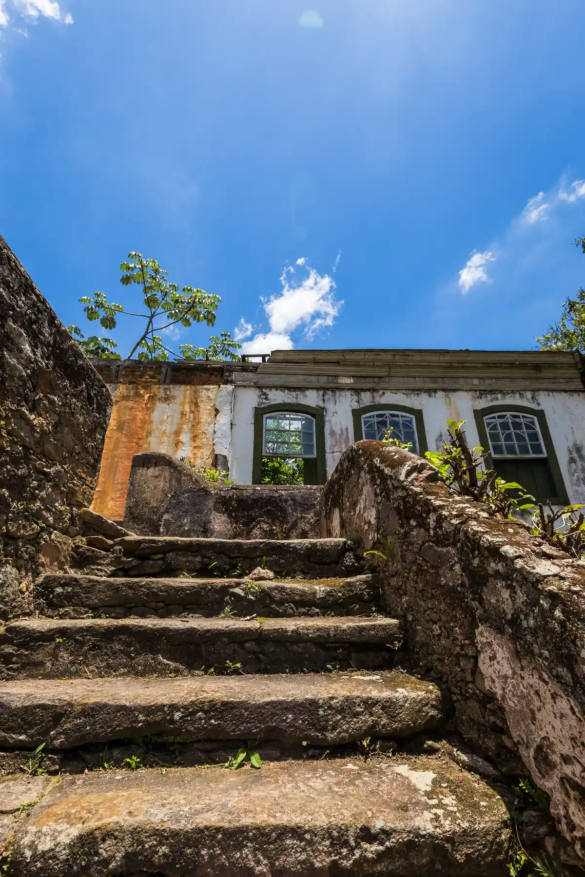 Ruínas do casarão da Fazenda da Grama