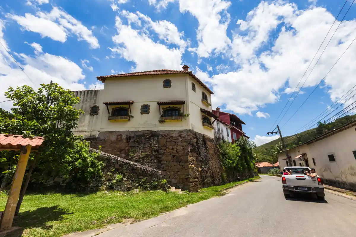 Ruínas do casarão da Fazenda da Grama
