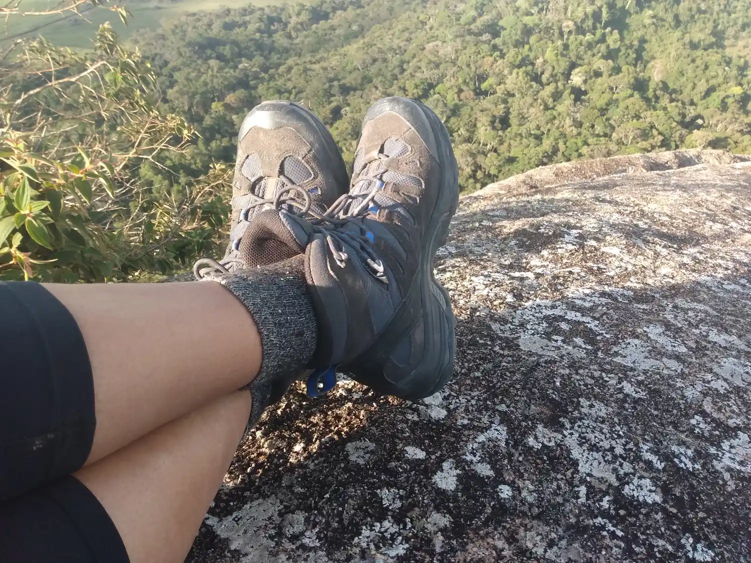 Quem faz trilhas sabe bem: a bota (ou o tênis) é o item mais importante do seu equipamento de segurança. É ela que garante aderência na rocha úmida, estabilidade para o tornozelo e proteção contra o terreno acidentado. Saber como limpar as botas aumenta a vida útil destas grandes companheiras!