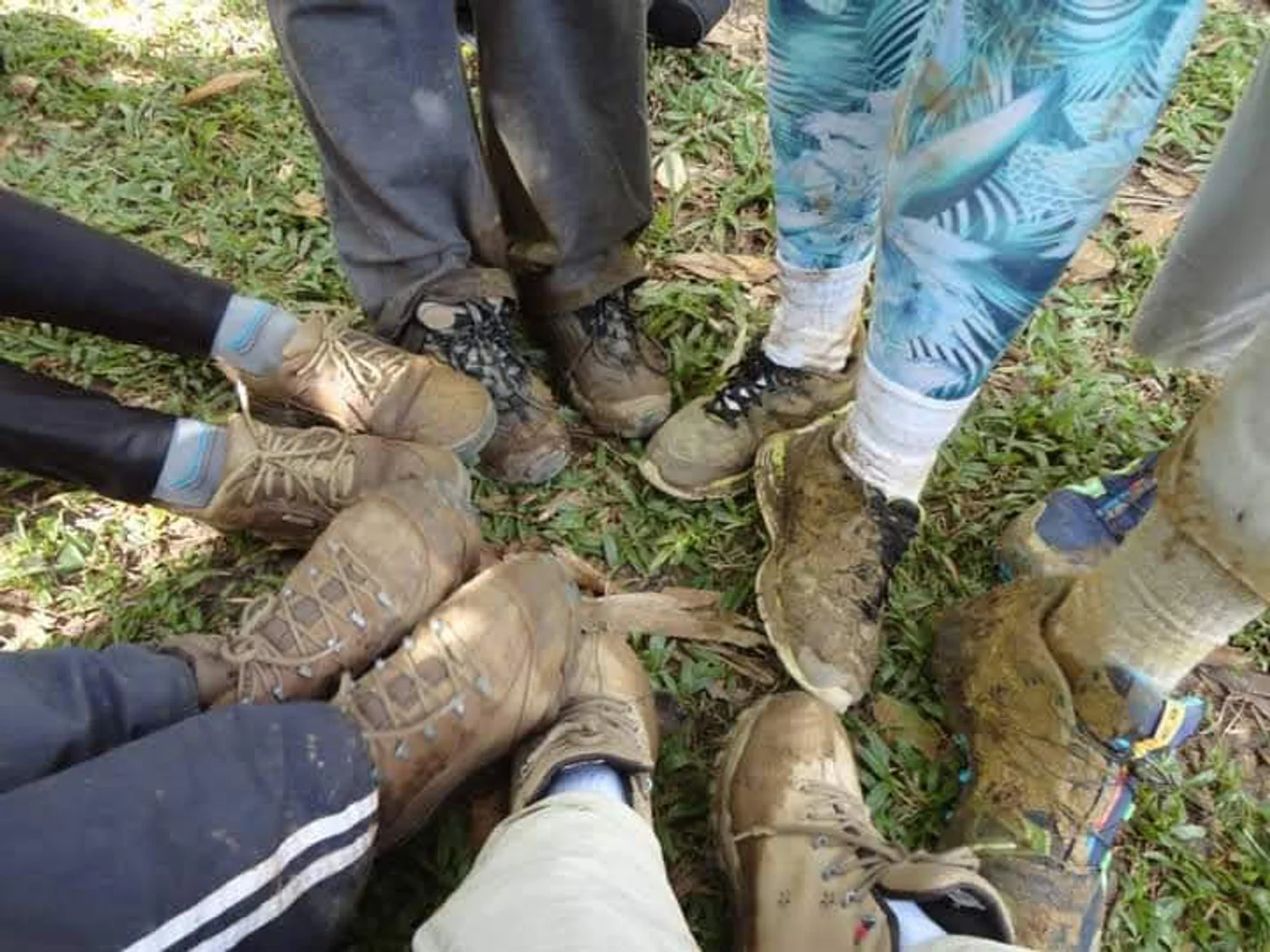 Qual calçado você usa para fazer trilhas? A dica é entender o que usamos nos pés como os nossos MELHORES COMPANHEIROS, além de equipamentos importantes para dar segurança e garantir que a gente aproveite a caminhada!
