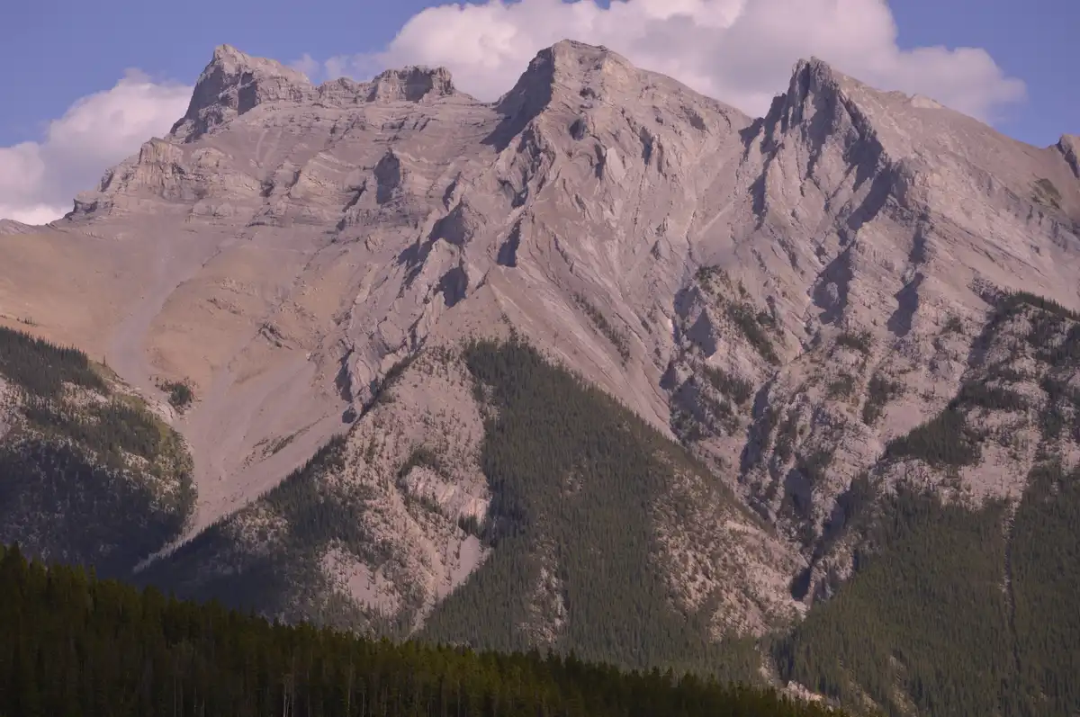 Lake Minnewanka Trail