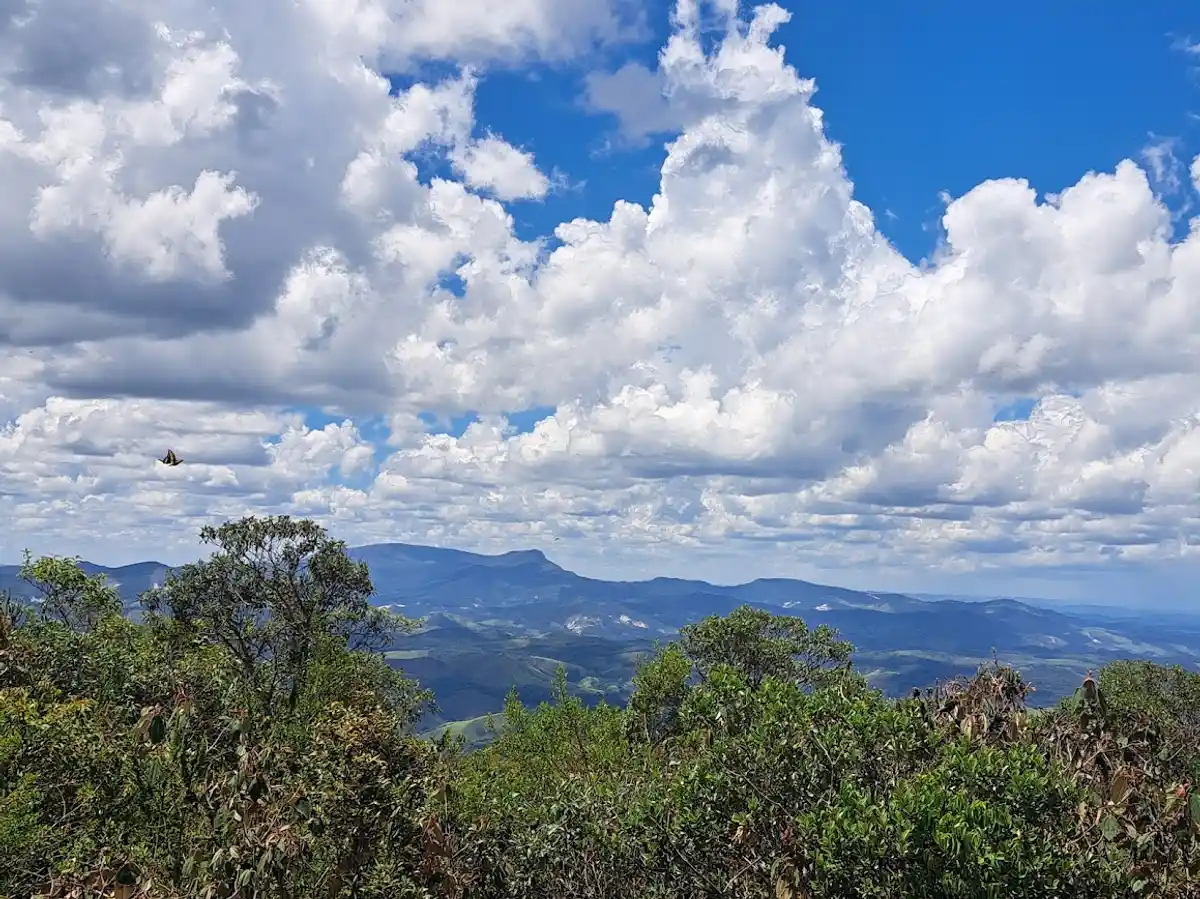 Trilha para o Pico do Pão de Angu