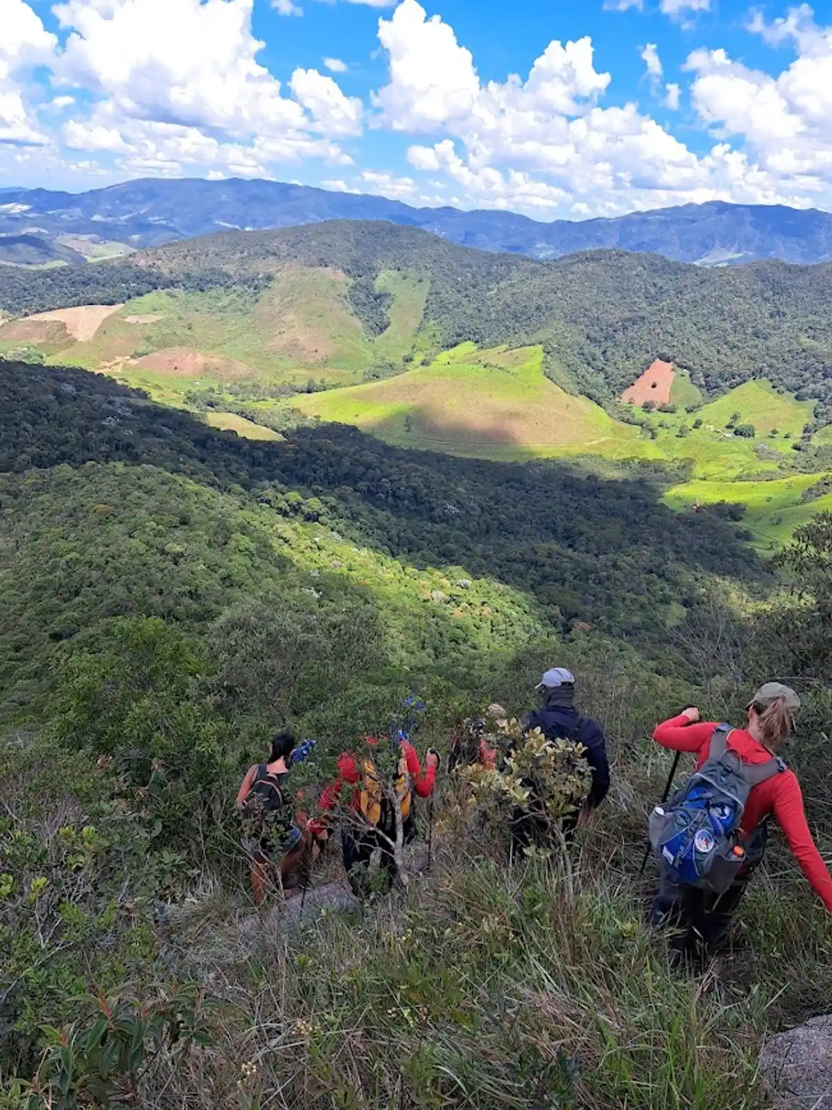 Trilha para o Pico do Pão de Angu