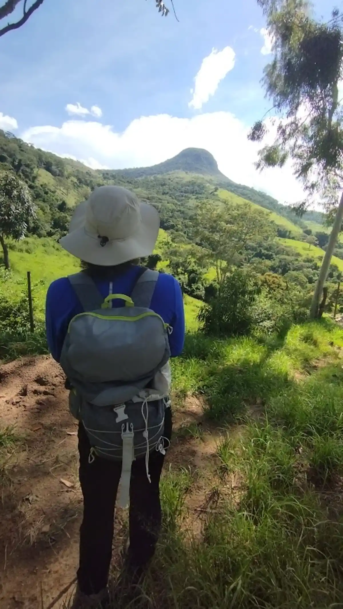 Trilha para o Pico do Pão de Angu